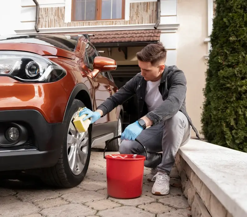 Lavage auto à domicile Vulaines : professionnel intervenant sur un véhicule